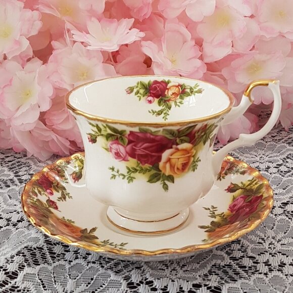 Royal Albert Old Country Roses Tea Cup & Saucer Bone China England 1962 - Picture 2 of 10